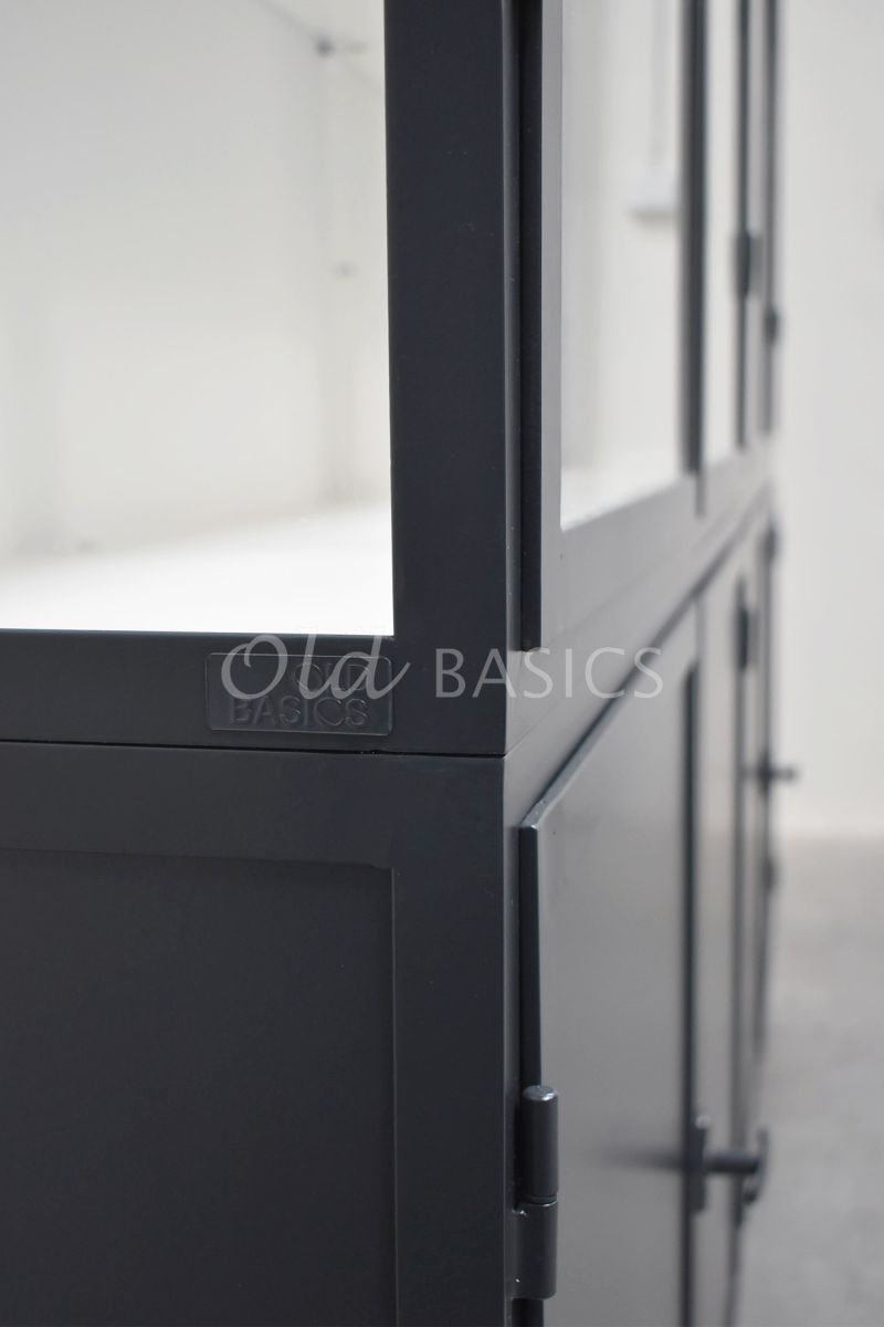 Detail van Apothekerskast Demi, 4 deuren, RAL7021, grijs, zwart, materiaal staal